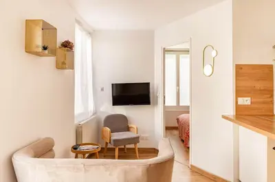 Télévision ou salle de divertissement dans l'établissement Maison tourangelle chic & cosy avec cour