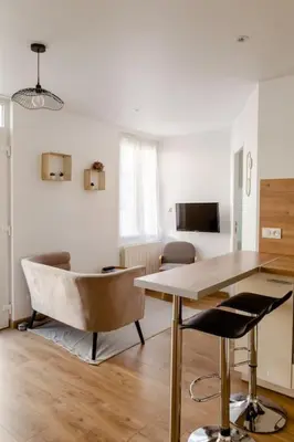 Télévision ou salle de divertissement dans l'établissement Maison tourangelle chic & cosy avec cour
