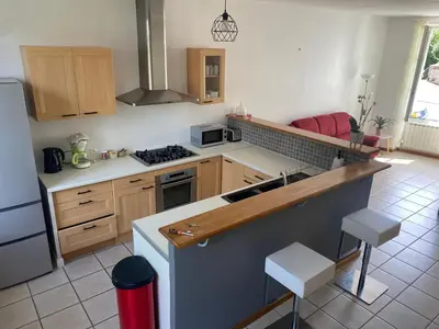 Cuisine ou kitchenette dans l'établissement Agréable maison de bourg aux portes de TOURS