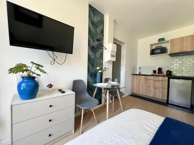 Cuisine ou kitchenette dans l'établissement Studios modernes et chaleureux proche gare avec accès jardin