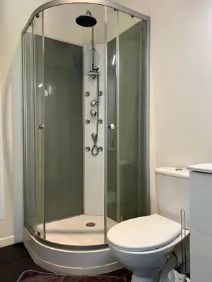 Salle de bains dans l'établissement Studios modernes et chaleureux proche gare avec accès jardin