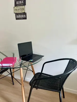 Télévision ou salle de divertissement dans l'établissement Studios modernes et chaleureux proche gare avec accès jardin