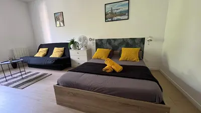 Coin salon dans l'établissement Studios modernes et chaleureux proche gare avec accès jardin
