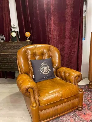 Coin salon dans l'établissement Harry Potter Studio à Blois