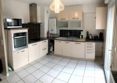 Cuisine ou kitchenette dans l'établissement Agréable maison proche Gare avec parking gratuit