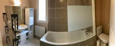 Salle de bains dans l'établissement Agréable maison proche Gare avec parking gratuit
