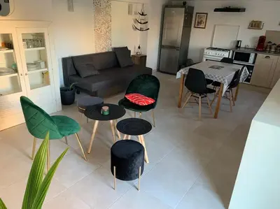 Coin salon dans l'établissement Logement indépendant -1 chambre -3 lits - 4km du circuit