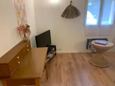 Télévision ou salle de divertissement dans l'établissement Logement indépendant -1 chambre -3 lits - 4km du circuit