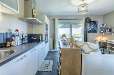 Cuisine ou kitchenette dans l'établissement Studio Lumineux et plein de charme