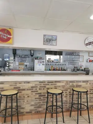 Salon ou bar de l'établissement le relais de l aiguillon