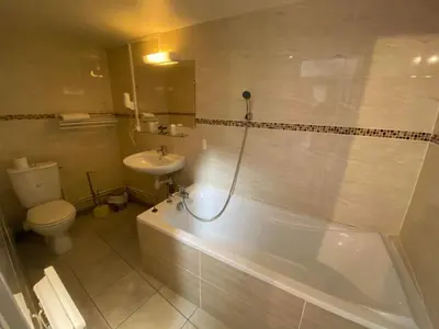 Salle de bains dans l'établissement Logement de groupe au centre d'Azay le Rideau