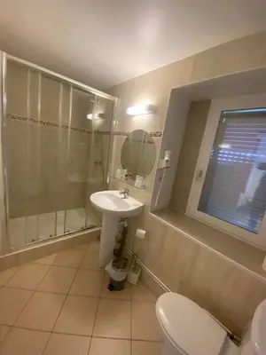 Salle de bains dans l'établissement Logement de groupe au centre d'Azay le Rideau