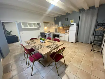 Cuisine ou kitchenette dans l'établissement Logement de groupe au centre d'Azay le Rideau