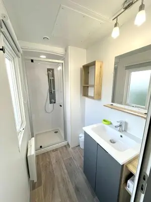 Salle de bains dans l'établissement Bungalow confortable à Onzain avec piscine partagée