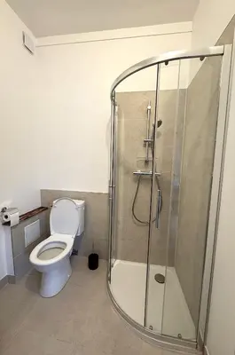 Salle de bains dans l'établissement Balade en Forêt, 3min du Zoo
