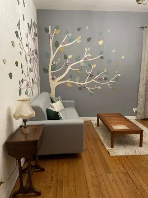 Coin salon dans l'établissement L Ensorcel Mans, séjour magique en coeur de ville