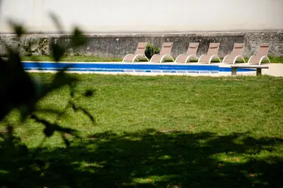 Piscine de l'établissement Le Domaine du Cerf - Gites, nature et Spa ou située à proximité