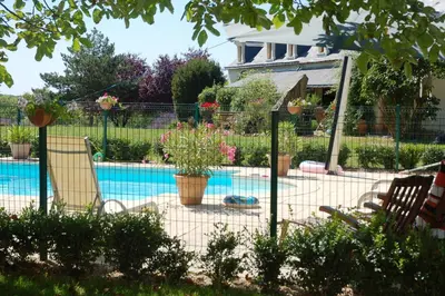 Piscine de l'établissement Le Logis du Pressoir Self Catering Gites in beautiful 18th Century Estate in the heart of the Loire Valley with heated pool and extensive grounds. ou située à proximité