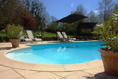 Piscine de l'établissement Le Logis du Pressoir Self Catering Gites in beautiful 18th Century Estate in the heart of the Loire Valley with heated pool and extensive grounds. ou située à proximité