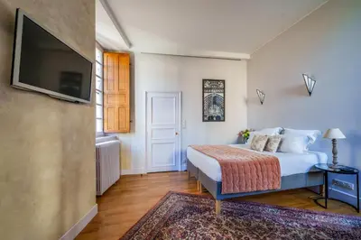 Un ou plusieurs lits dans un hébergement de l'établissement Appartement raffiné vue cathédrale, jardin, wifi