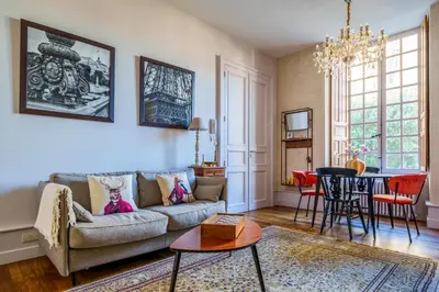 Coin salon dans l'établissement Appartement raffiné vue cathédrale, jardin, wifi