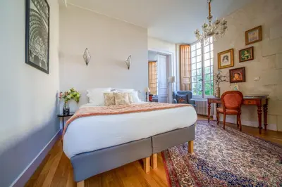 Un ou plusieurs lits dans un hébergement de l'établissement Appartement raffiné vue cathédrale, jardin, wifi