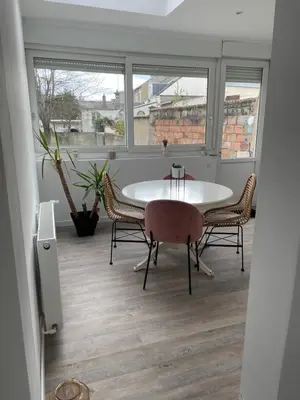 Coin salon dans l'établissement logement entier proche centre ville et circuit