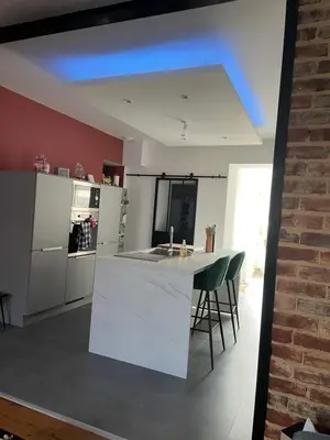 Cuisine ou kitchenette dans l'établissement logement entier proche centre ville et circuit