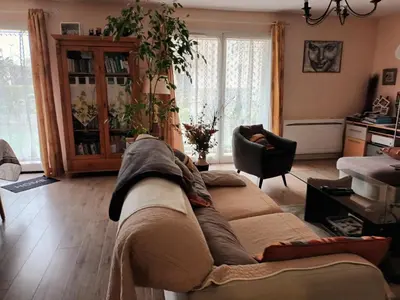 Coin salon dans l'établissement grand appartement en résidence