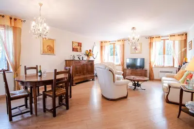 Télévision ou salle de divertissement dans l'établissement L'Ancien relais de poste