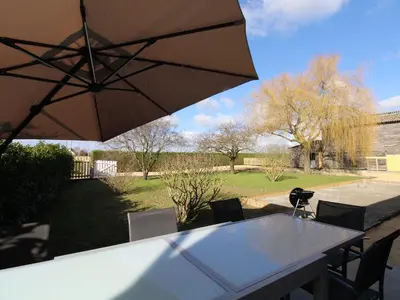Jardin de l'établissement Gîte de charme pour 6 pers. près d'Angers, calme campagnard - FR-1-622-27