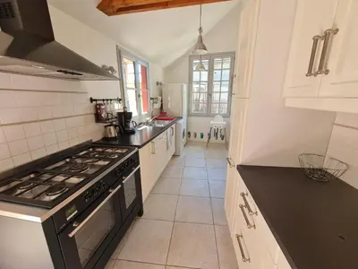 Cuisine ou kitchenette dans l'établissement Gîte de la Mignonerie du Château de Jallanges pour 19 personnes avec 4 ou 7 chambres