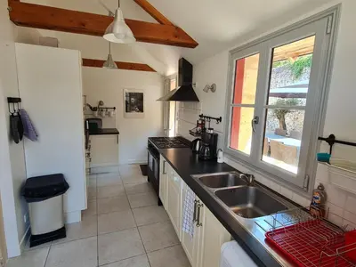 Cuisine ou kitchenette dans l'établissement Gîte de la Mignonerie du Château de Jallanges pour 19 personnes avec 4 ou 7 chambres