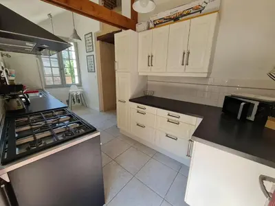 Cuisine ou kitchenette dans l'établissement Gîte de la Mignonerie du Château de Jallanges pour 19 personnes avec 4 ou 7 chambres