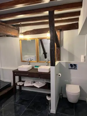 Salle de bains dans l'établissement 24H LE MANS Château de Lauresse chambres d'hôtes Luxe, avec services