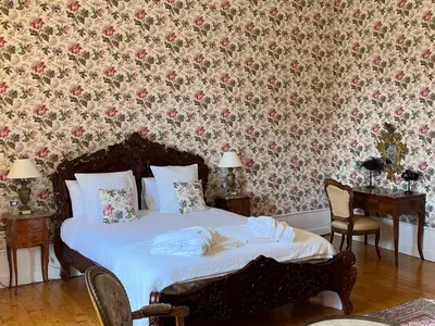 Un ou plusieurs lits dans un hébergement de l'établissement 24H LE MANS Château de Lauresse chambres d'hôtes Luxe, avec services
