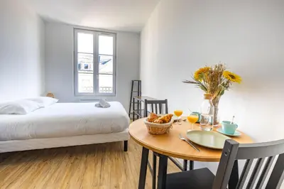 Un ou plusieurs lits dans un hébergement de l'établissement Le Studio BILOBOU