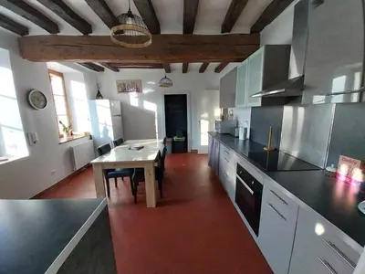 Cuisine ou kitchenette dans l'établissement Proche le Mans, Parigné l'Evêque,maison forestière, accueil chevaux possible 11 pers