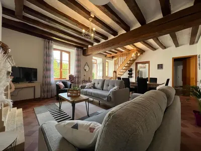 Télévision ou salle de divertissement dans l'établissement Proche le Mans, Parigné l'Evêque,maison forestière, accueil chevaux possible 11 pers