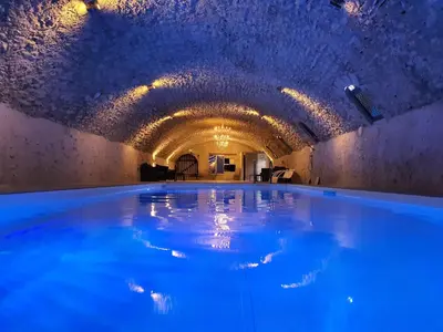 Piscine de l'établissement GITE LOFT DE 15 PERSONNES AU CHATEAU DE JALLANGES VOUVRAY ou située à proximité