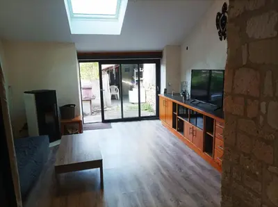 Télévision ou salle de divertissement dans l'établissement Agréable maison de ville tout confort