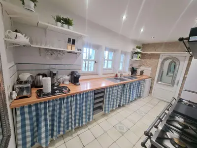 Cuisine ou kitchenette dans l'établissement La Fuye du Chateau de Jallanges pour 17 personnes