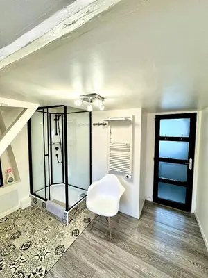 Salle de bains dans l'établissement GITE DANINOU; meublé 3 chambres avec terrasse (1er étage du château) , salon et cuisine ouverte