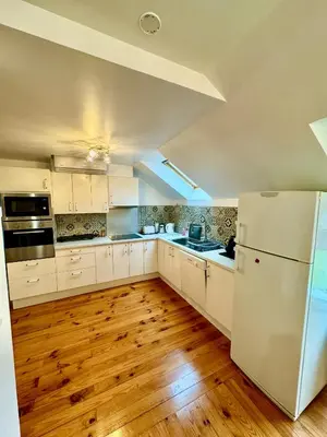 Cuisine ou kitchenette dans l'établissement GITE DANINOU; meublé 3 chambres avec terrasse (1er étage du château) , salon et cuisine ouverte