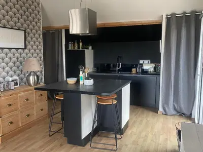 Cuisine ou kitchenette dans l'établissement Loft avec terrasse pour 4 pers à 3km du circuit avec garage au calme