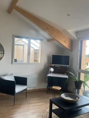 Télévision ou salle de divertissement dans l'établissement Loft avec terrasse pour 4 pers à 3km du circuit avec garage au calme