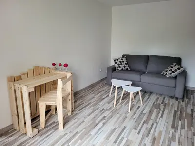 Coin salon dans l'établissement Gîte Confortable près du Mans avec Piscine, Parc de Jeux et Vélo - FR-1-410-364