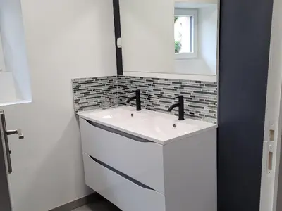 Salle de bains dans l'établissement Gîte Confortable près du Mans avec Piscine, Parc de Jeux et Vélo - FR-1-410-364