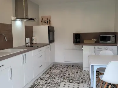 Cuisine ou kitchenette dans l'établissement Gîte Confortable près du Mans avec Piscine, Parc de Jeux et Vélo - FR-1-410-364