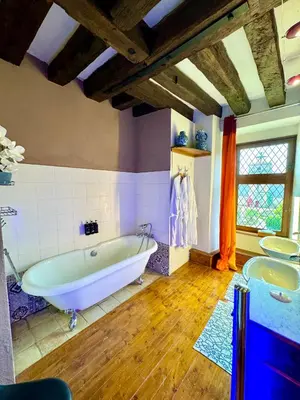 Salle de bains dans l'établissement MEUBLE PANORAMIQUE 2 à 6 PERSONNES AU CHÂTEAU DE JALLANGES